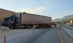 Fırlayan mermerler minibüsü parçaladı: Ölü ve yaralılar var!