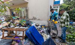 3 ton atık çıkarıldı... Karşıyaka'da çöp ev vakası!