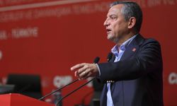 Özel’den ‘monarşi övgüsü’ne tepki!