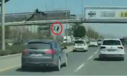 Üstgeçitten düştü... Afiş asarken hayatından oldu!