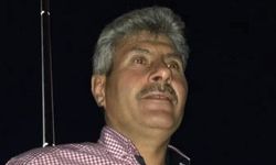 Devrilen iş makinesinin altında can verdi!