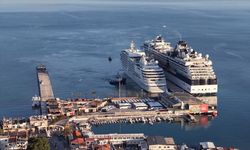 Kuşadası'na denizden 2 bin 723 turist geldi