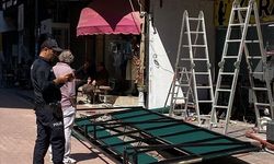 Tabela asarken üzerine demir profil düşen işçi yaralandı!