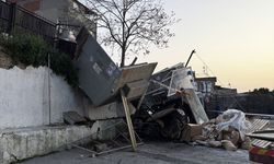 Freni patlayan kamyon okul bahçesine devrildi: Sürücü yaralı!