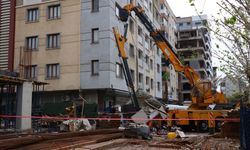 Faciadan dönüldü... Vinç işçi konteynerinin üzerine düştü!