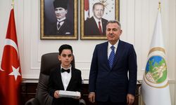 İzmir Valisi Elban, koltuğunu ilkokul öğrencisine devretti