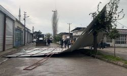 Aydın'ı fırtına vurdu: İş yerinin çatısı uçtu
