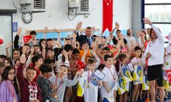 Buca’da 23 Nisan coşkusu havuza taşındı