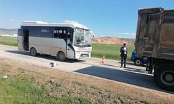Minibüs kamyona çarptı: 3 kişi yaralandı