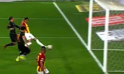 1,5 metreden topu dışarı attı!