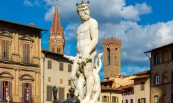 Tarihi heykele 'bekarlığa veda' saldırısı!