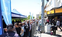 Aydın Büyükşehir Belediyesi binlerce fideyi Nazilli’de vatandaşlara dağıttı