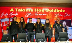 Göztepe'de genç voleybolculardan imza