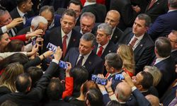 Özel, resepsiyondan Erdoğan’la tokalaşmadan ayrıldı