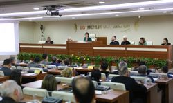 Karabağlar’da AK Parti’den ‘seyahat’ sorusu… Kınay’dan “onur” çıkışı!