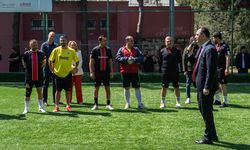 Bornova'da dostluk sahaya taşındı