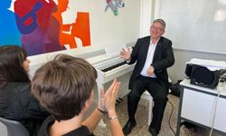 Onur öğretmen engel tanımadı: Müziğiyle öğrencilerine ilham oldu