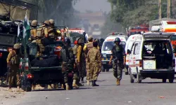 Pakistan'da karakola bombalı saldırı: 5 ölü!