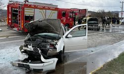 Taksi ile otomobil çarpıştı: 4'ü futbolcu 6 kişi yaralandı
