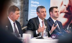 Özel'den Roman buluşmasında özeleştiri!