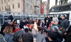 Meslek Fabrika nöbeti ikinci gününde... Tugay'dan 'gitmiyoruz' mesajı!