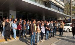 Karşıyaka'da memurlar iş bıraktı... 'Kasada para yok yalanına sarılmasınlar'