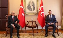 Bahçeli ile Özel arasında ilginç diyalog:  Çok ıslandın sağlığına dikkat et
