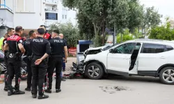 Antalya’da korkutan kaza: Polisler yola savruldu