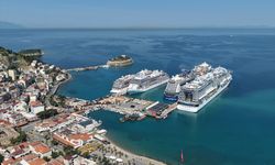 Kuşadası'na denizden 10 bin 800 turist geldi