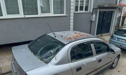Uşak’ta fırtına etkili oldu: çatı uçtu, 2 araç hasar gördü