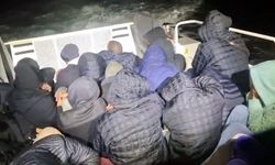 Ege’de göçmen operasyonu: Lastik bottaki 28 yakalandı