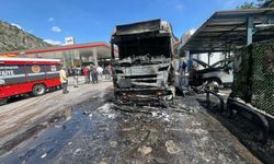 Akaryakıt istasyonunda mazot yüklü tanker alev aldı: 3 araç yandı