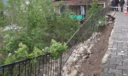 Amasya'da 5 katlı binanın istinat duvarı çöktü