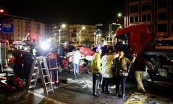 TIR iki otomobili biçti: Katliam gibi kazada 5 kişi can verdi!