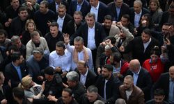Özgür Özel binadan ayrıldı: TBMM'ye yürüyor