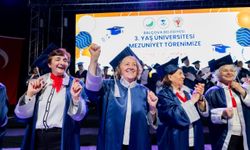Balçova’da mezuniyet coşkusu: 3. Yaş Üniversitesi’nde kepeler umuda atıldı