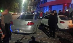 Kazaya karışan 2 araç savrulup, park halindeki 2 otomobile çarptı!