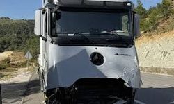 Otomobil iki tırın arasında kaldı: 2 kişi hayatını kaybetti
