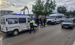 İki minibüs çarpıştı: 11 yaralı