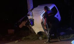 Elektrik direğine çarpan araç hurdaya döndü: 2 kişi can verdi!
