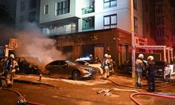 Oto galeride yangın: 4 araç kullanılamaz hale geldi
