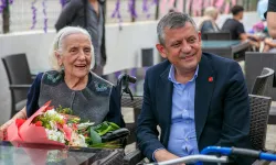 Özel'den ilkokul öğretmenine Anneler Günü ziyareti