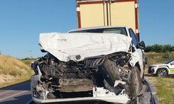 TIR’la çarpışan otomobilde can pazarı: Anne ile kızı öldü