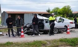 İki otomobil çarpıştı: 1 ölü, 8 yaralı