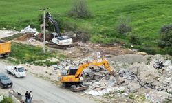 Manisa'da kaçak moloz alanı temizlendi