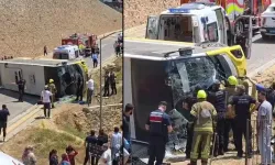 Çocuğa çarpmamak için manevra yaptı otobüs devrildi