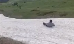 Haziran ayında zirvede poşetlerle karda kaydılar
