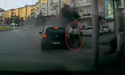 Otomobil kontrolden çıktı altında kalmaktan son anda kurtuldular!