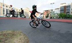 Karşıyaka'da heyecan dolu pump track gece yarışı!