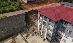 İstinat duvarı çöktü çocuğunu saniyelerle kurtardı!